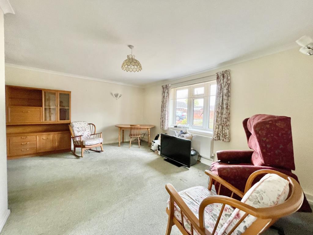 Lot: 33 - BUNGALOW FOR IMPROVEMENT IN ATTRACTIVE LOCATION - Living/dining room